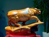 Tác phẩm : Trâu tài Lộc Gỗ hương ta Kt cao 38 ngang 57 sâu 25 Nguyên khối