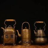Ấm đun nước cổ Chất liệu đồng Sử dụng đồ trưng bày Kt dài 16 rộng 10 cao 24 cm Trọng lượng: khoảng 1kg