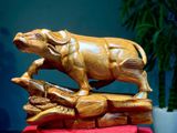 Tác phẩm : Trâu tài Lộc Gỗ hương ta Kt cao 38 ngang 57 sâu 25 Nguyên khối