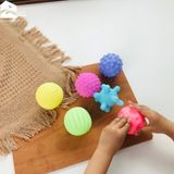 Đồ chơi - Bóng xúc giác giúp phát triển xúc giác, thị giác, thính giác cho bé (Bán lẻ 6 mẫu)
