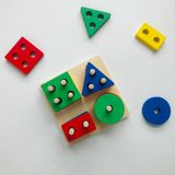 Đồ chơi - Thả hình khối gỗ 4 cọc vuông