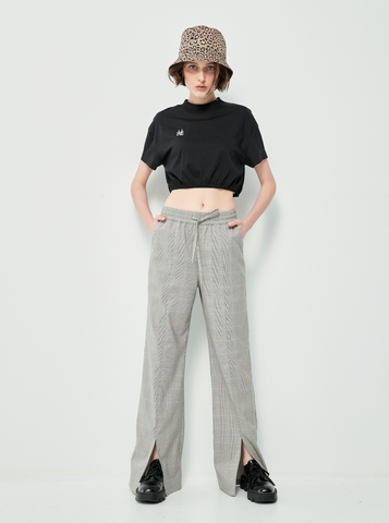 Quần tây ống suông, chất liệu vải có họa tiết kẻ caro nhỏ