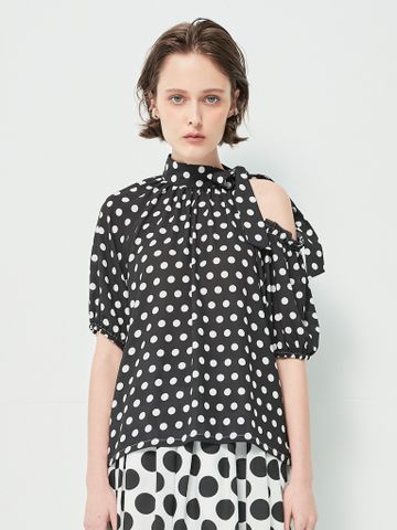 Áo màu đen chấm bi khoét vai nhún bèo