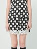 Quần short màu đen chấm bi viền ren