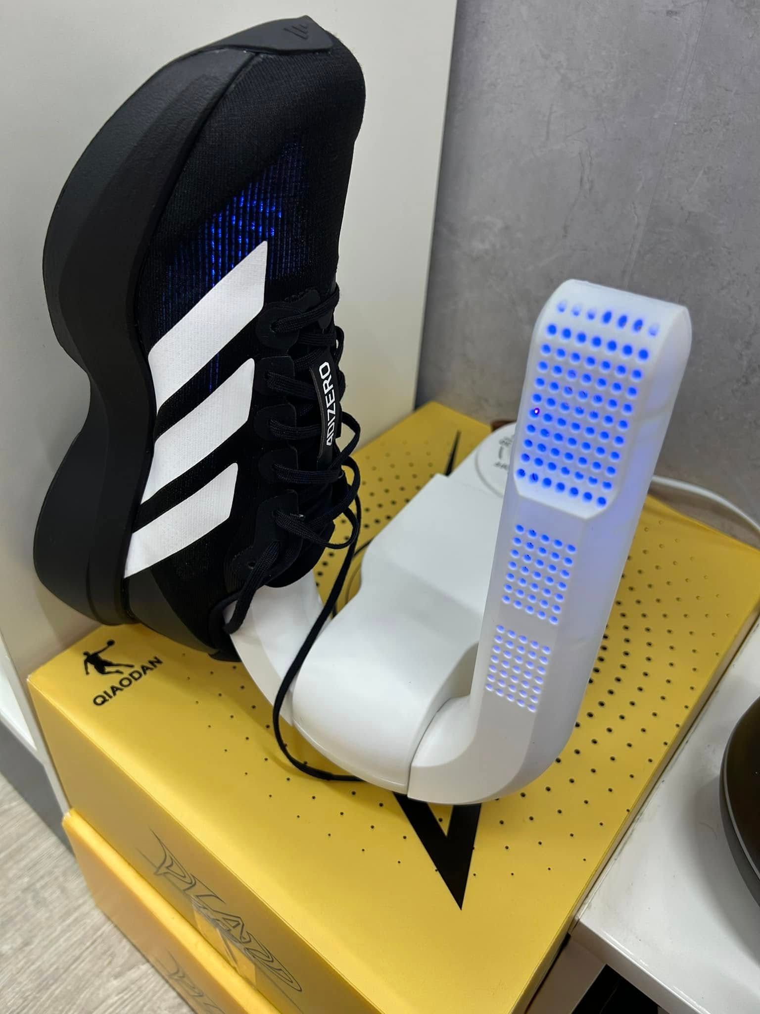 Máy Sấy Giày, Sấy Găng Tay & Tất Shoe Dryer Khử Mùi Cực Nhanh 150W 3 Chiều Xoay 360 Độ Có Tia UV Diệt Khuẩn Nhỏ Gọn
