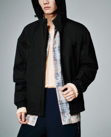 URBAN REVIVO - Áo khoác nam phối mũ hiện đại