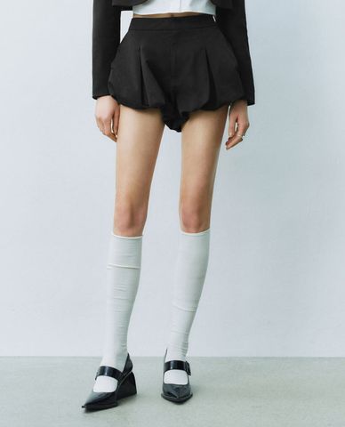 URBAN REVIVO - Quần short nữ giả váy xếp li