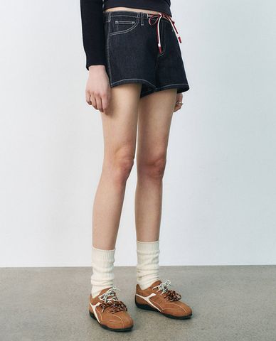 URBAN REVIVO - Quần short jeans nữ ống rộng phối nơ