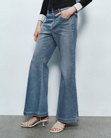 URBAN REVIVO - Quần jeans nữ ống loe thời trang