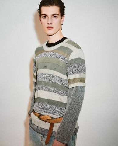 URBAN REVIVO - Áo dệt kim nam cổ tròn tay dài phối màu độc đáo