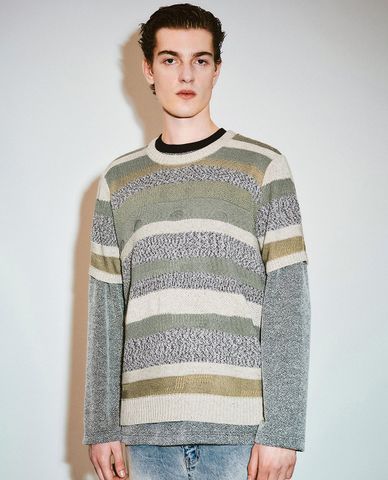 URBAN REVIVO - Áo dệt kim nam cổ tròn tay dài phối màu độc đáo