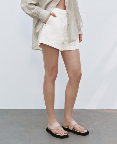 URBAN REVIVO - Quần short jeans nữ lưng cao