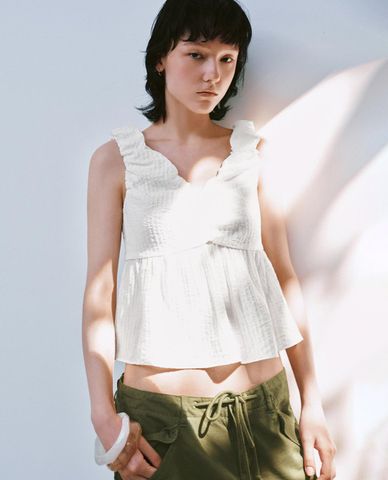 URBAN REVIVO - Áo hai dây nữ bản to cổ V Ruffle