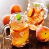 Cốc thủy tinh có tay cầm và nắp đậy có chỗ cắm ống hút
