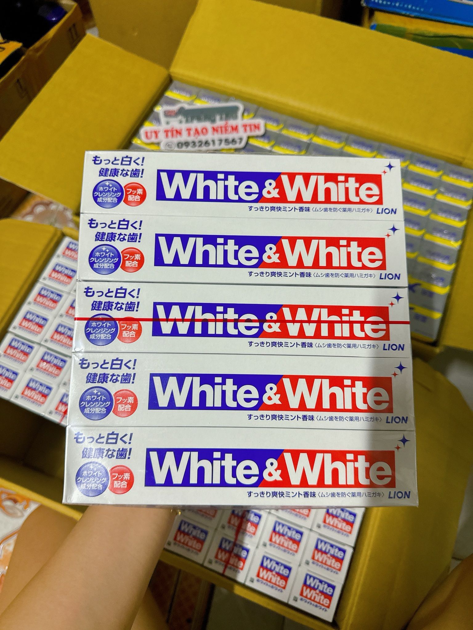 A402- Kem đánh răng White & White nhật
