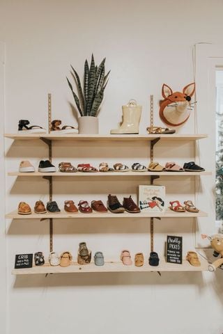 Cửa hàng bán giày dép