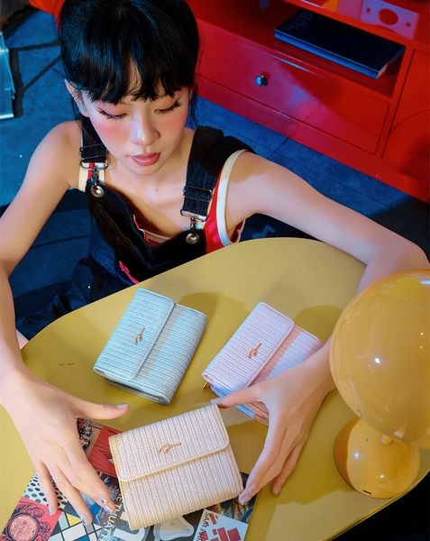  Ví Ngắn Cầm Tay Đính Logo Chữ Ký Kim Loại 