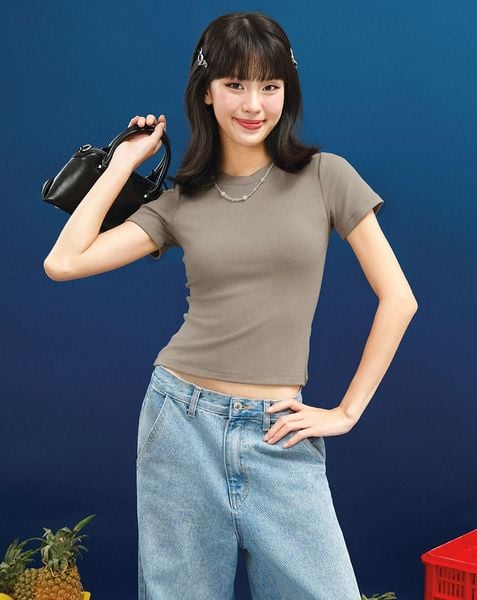 Áo thun form Slim-Fit tay ngắn.