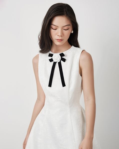  Đầm mini sát nách cài hoa trà 