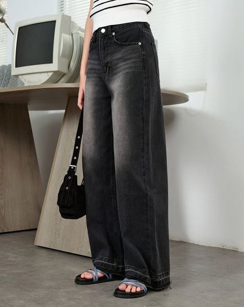  Quần jean lai tua rua túi thêu chữ 