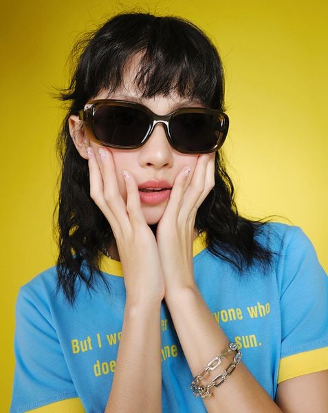  Mắt kinh gọng vuông 