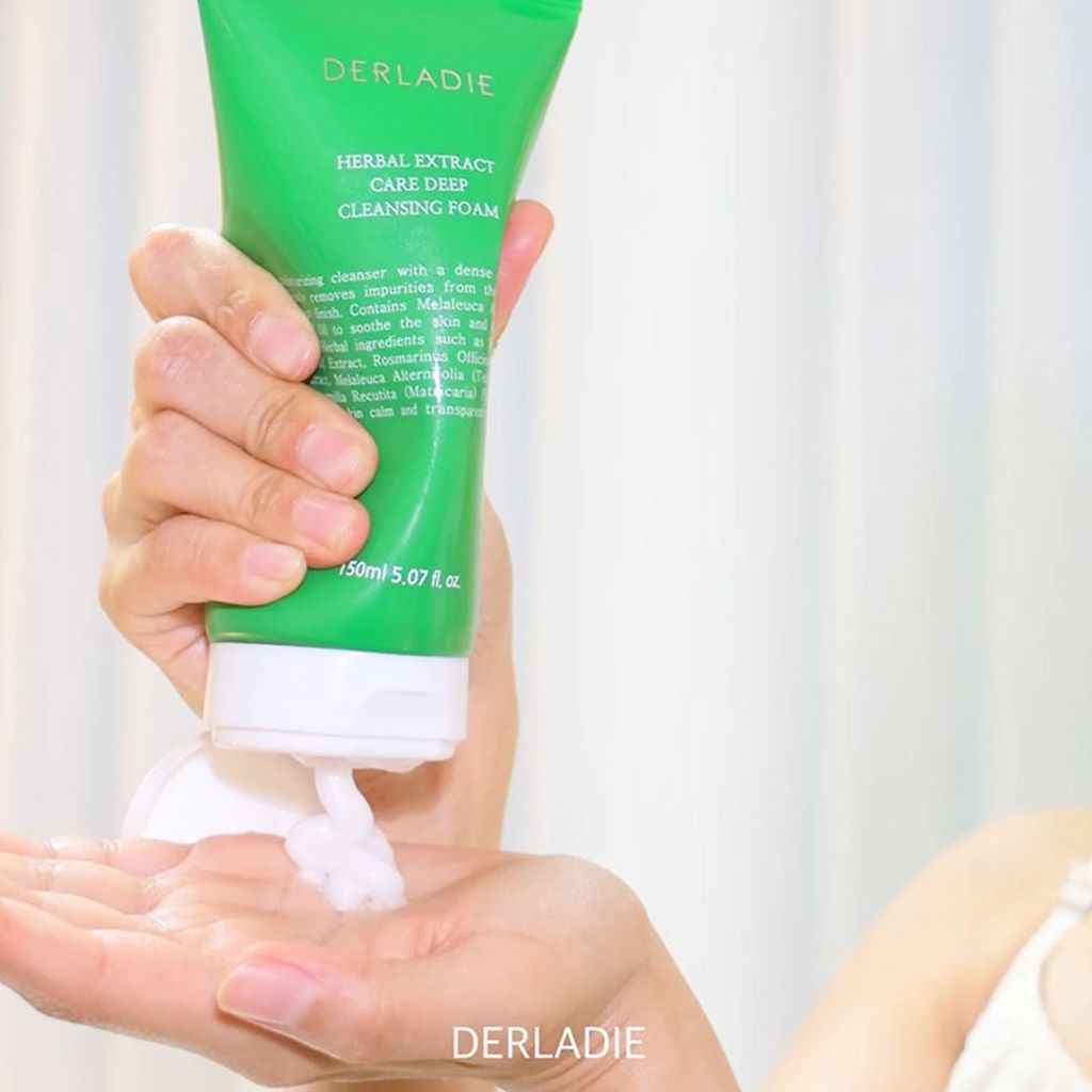 Sữa Rửa Mặt Derladie Tràm Trà Sạch Sâu, Kiềm Dầu Herbal Extract Care Deep Cleansing Foam 150ml