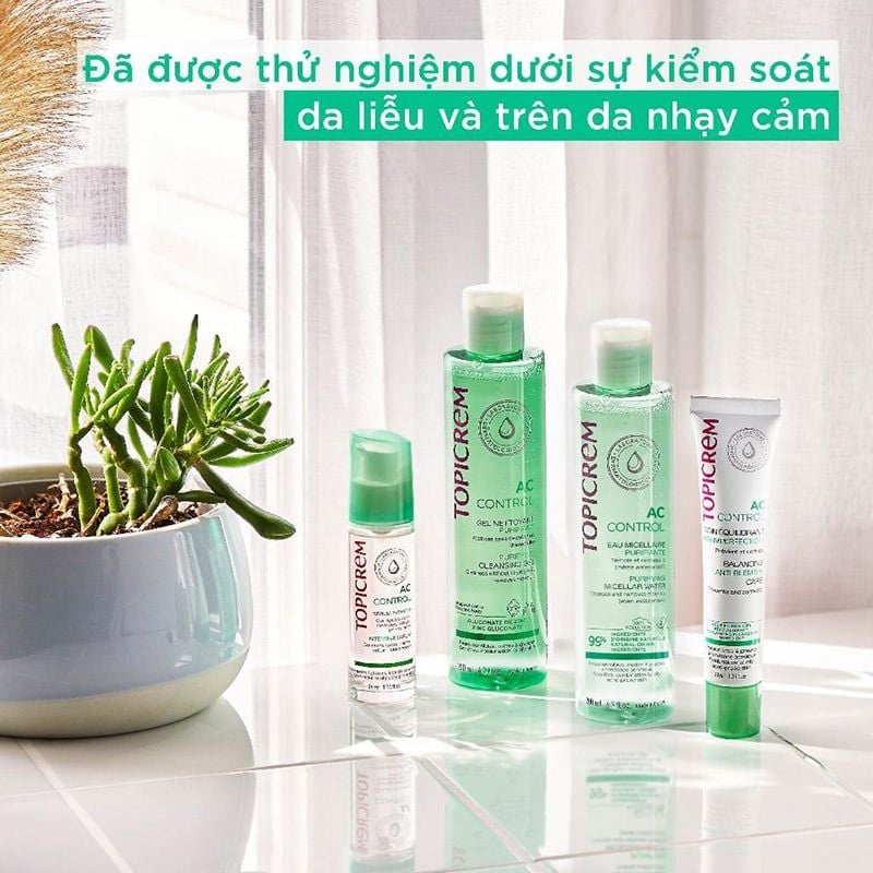 Kem Dưỡng Hỗ Trợ Giảm Mụn, Dưỡng Ẩm Giúp Da Mềm Mịn Topicrem AC Control Balancing Anti-Blemish Care 40ml