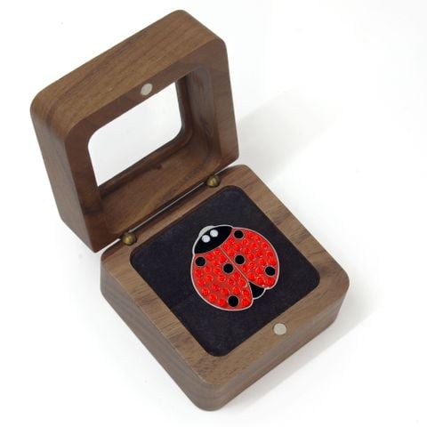 Hộp gỗ Ball Marker Ladybug đính đá Swarovki | Navika