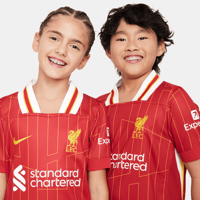 Nike - Áo đá banh Trẻ Em Liverpool F.C. 2024/25 Stadium Home Older Kids' Nike Dri-FIT Football Replica Shirt