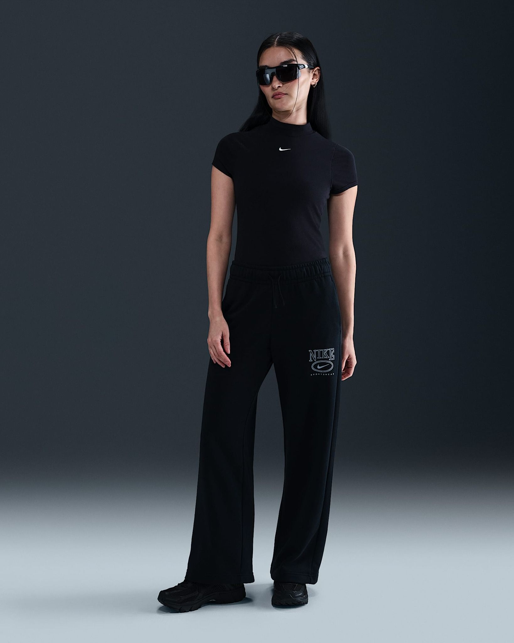 Nike - Quần dài thể thao Nữ Club Fleece Women's Mid-Rise Wide-Leg Graphic Trousers