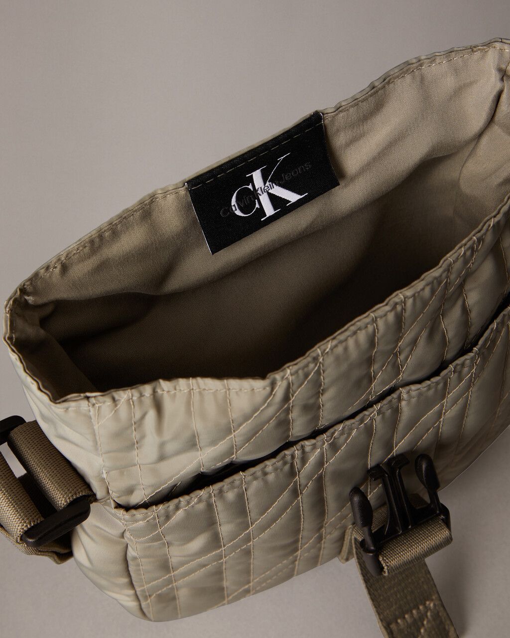 Calvin Klein - Túi đeo chéo CK nam Quilted Recycled Nylon Reporter Bag