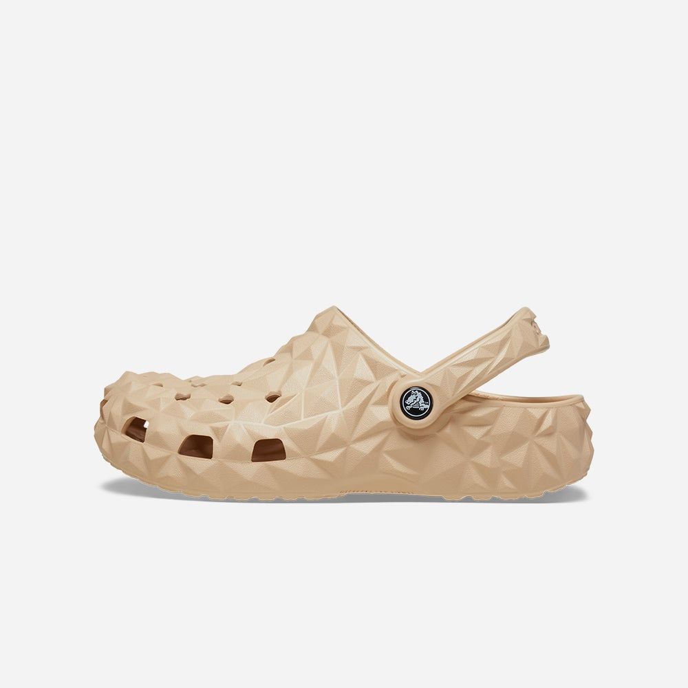 Crocs - Xăng đan nam nữ Classic Geometric Shitake Lifestyle