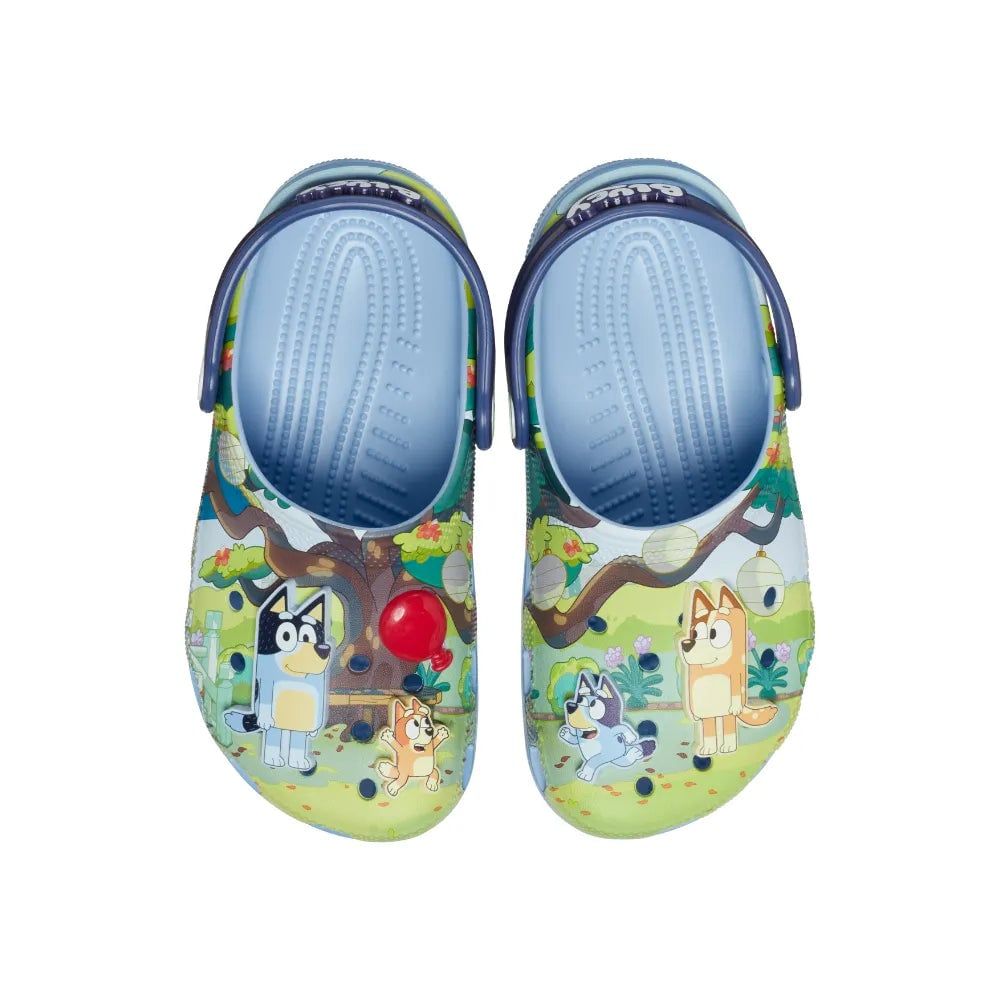 Crocs - Xăng đan trẻ em Classic Bluey Lifestyle Sandals