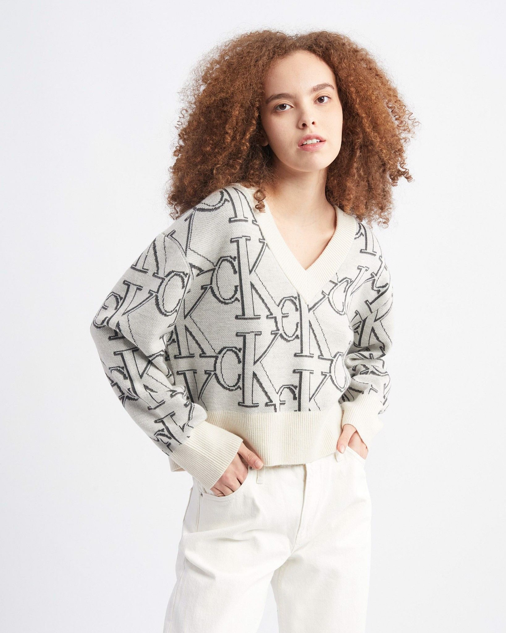 Calvin Klein - Áo len nữ A- Aop V-Neck Sweater J220S22 – ULA Vietnam