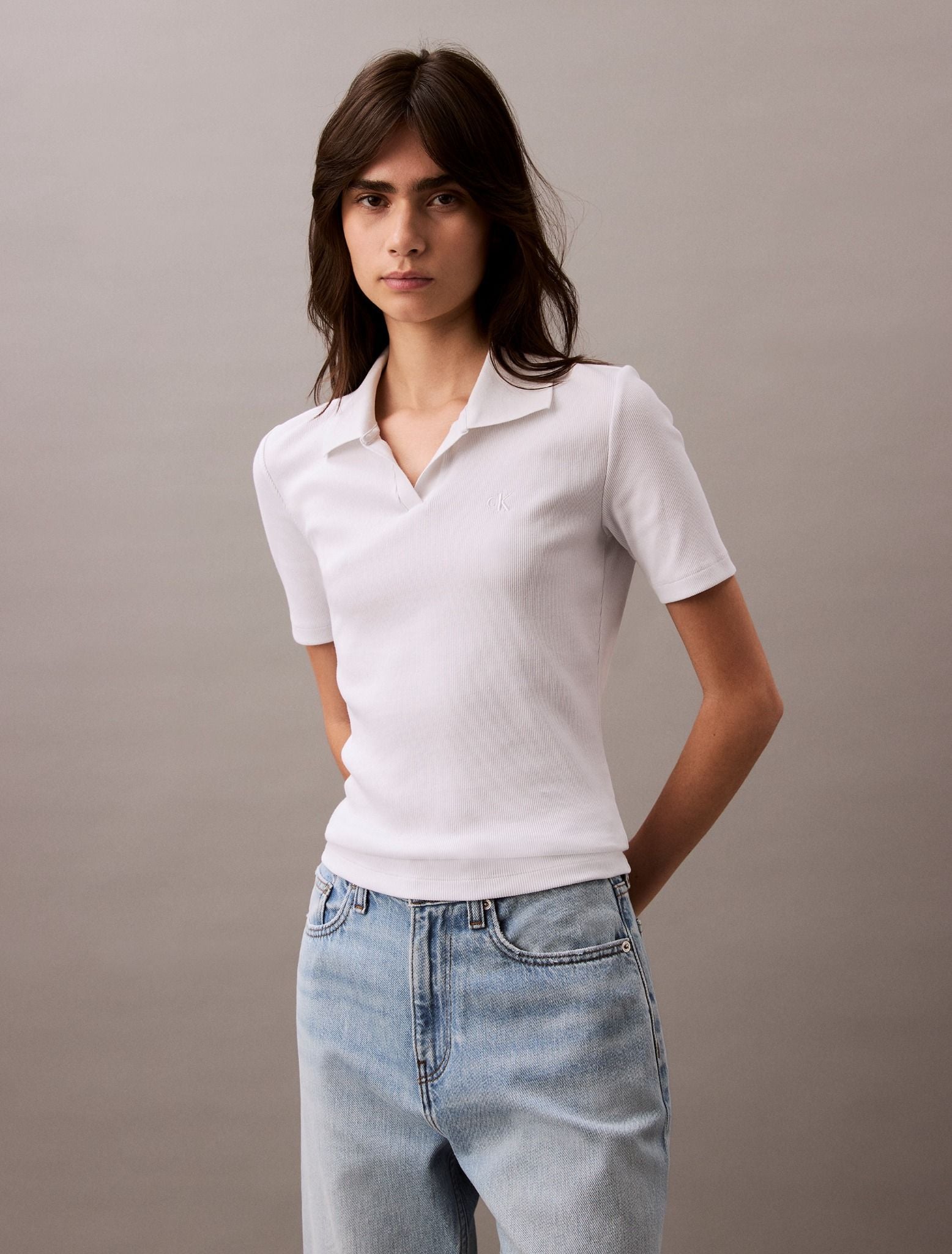 Calvin Klein - Áo polo tay ngắn CK nữ Essential Slim V Neck Polo