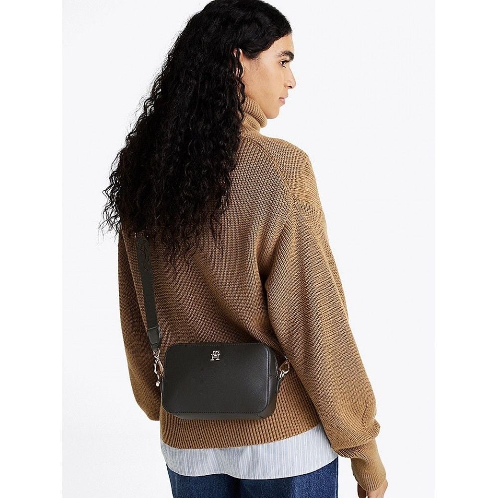 Tommy Hilfiger - Túi đeo chéo nữ TH Soft Logo Camera Bag