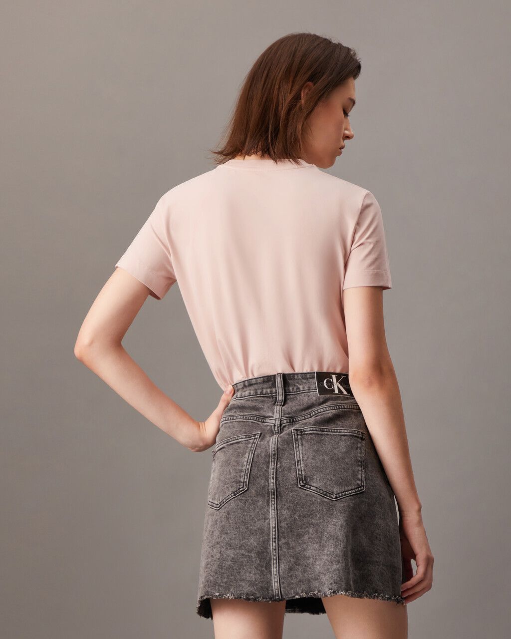 Calvin Klein - Áo thun tay ngắn CK nữ Core Monogram Embroidery Tee