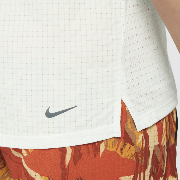 Nike - Áo thun chạy bộ Nam Dri-Fit Trail Solar Chase Tee