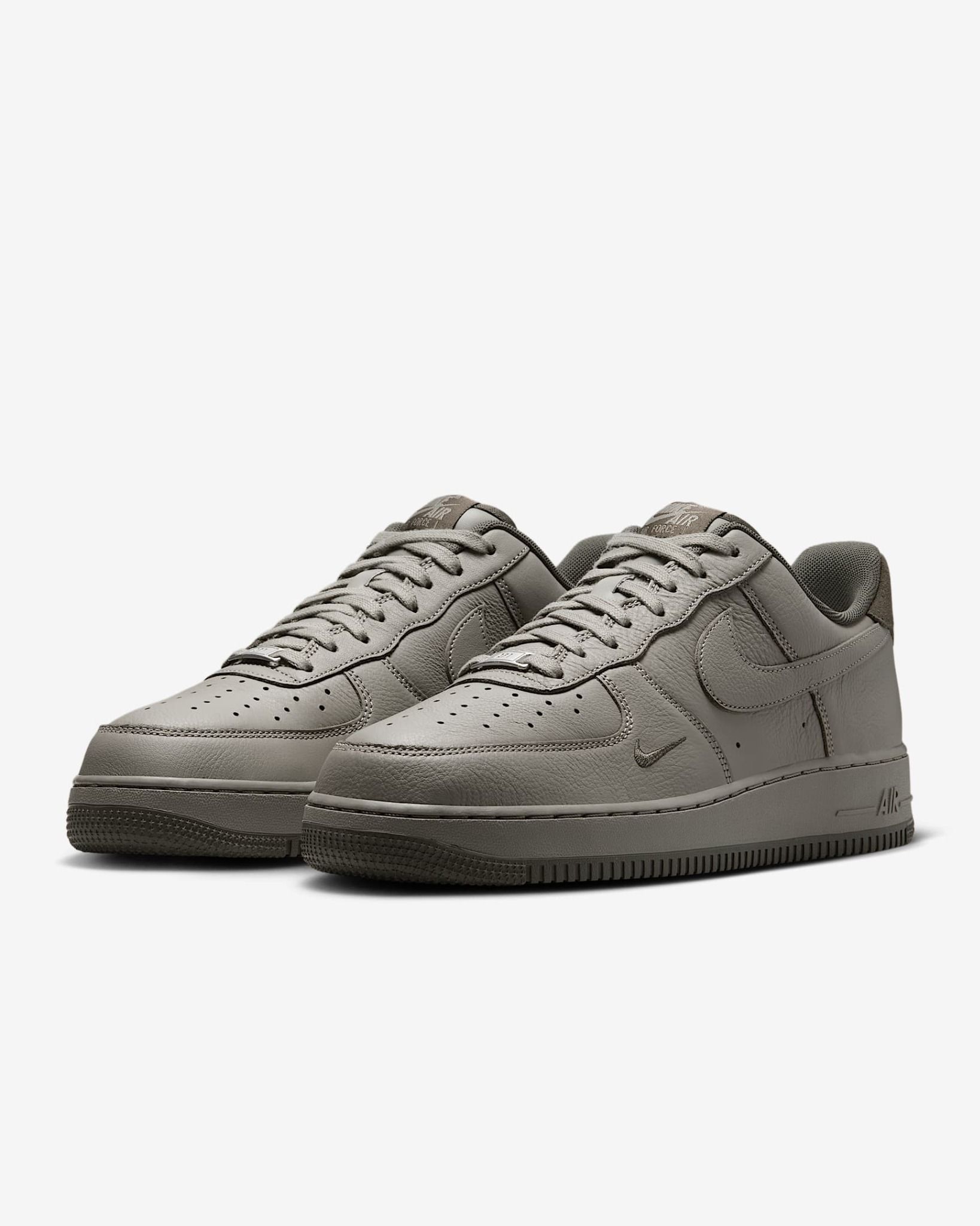 Nike - Giày thời trang thể thao Nam Air Force 1 '07 LV8 Men's Shoes