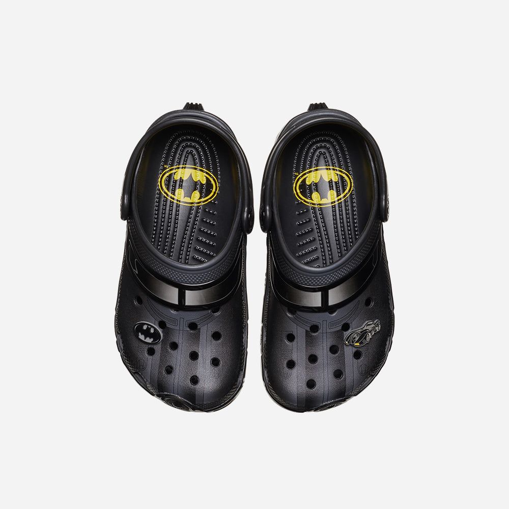 Crocs - Xăng đan trẻ em Classic Clog Batman Batmobile Lifestyle Sandal