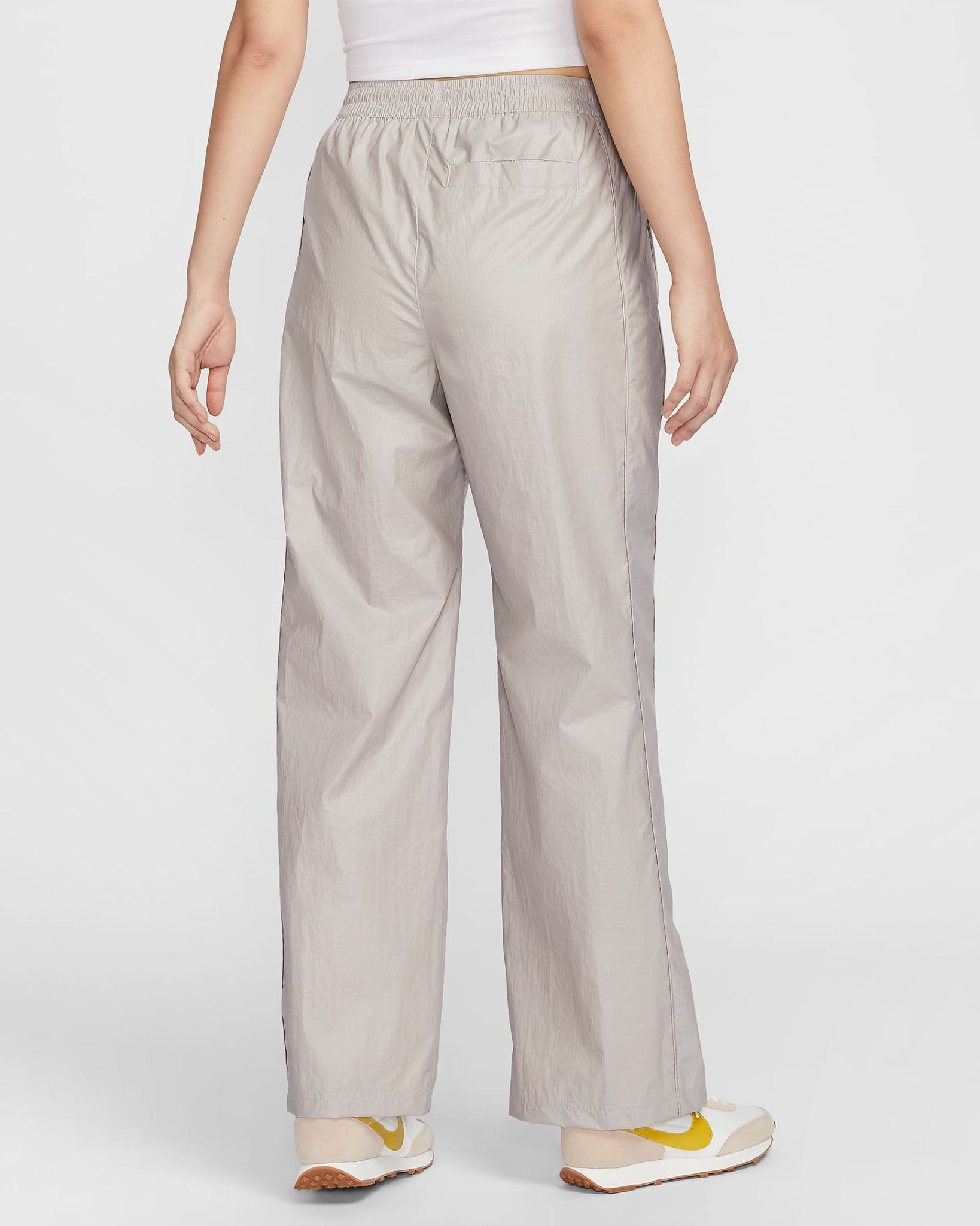 Nike - Quần dài ống rộng Nữ Windrunner Women's Woven High-Waisted Open-Hem Trousers