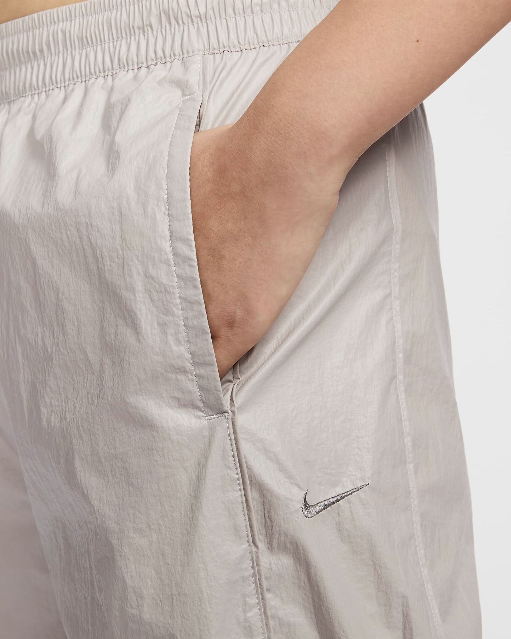 Nike - Quần dài ống rộng Nữ Windrunner Women's Woven High-Waisted Open-Hem Trousers