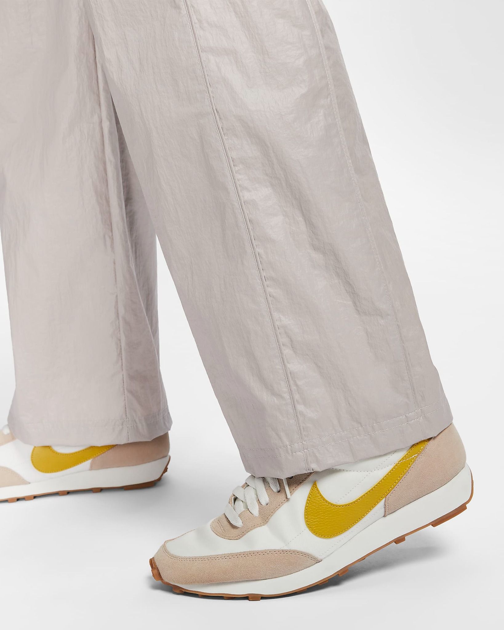 Nike - Quần dài ống rộng Nữ Windrunner Women's Woven High-Waisted Open-Hem Trousers