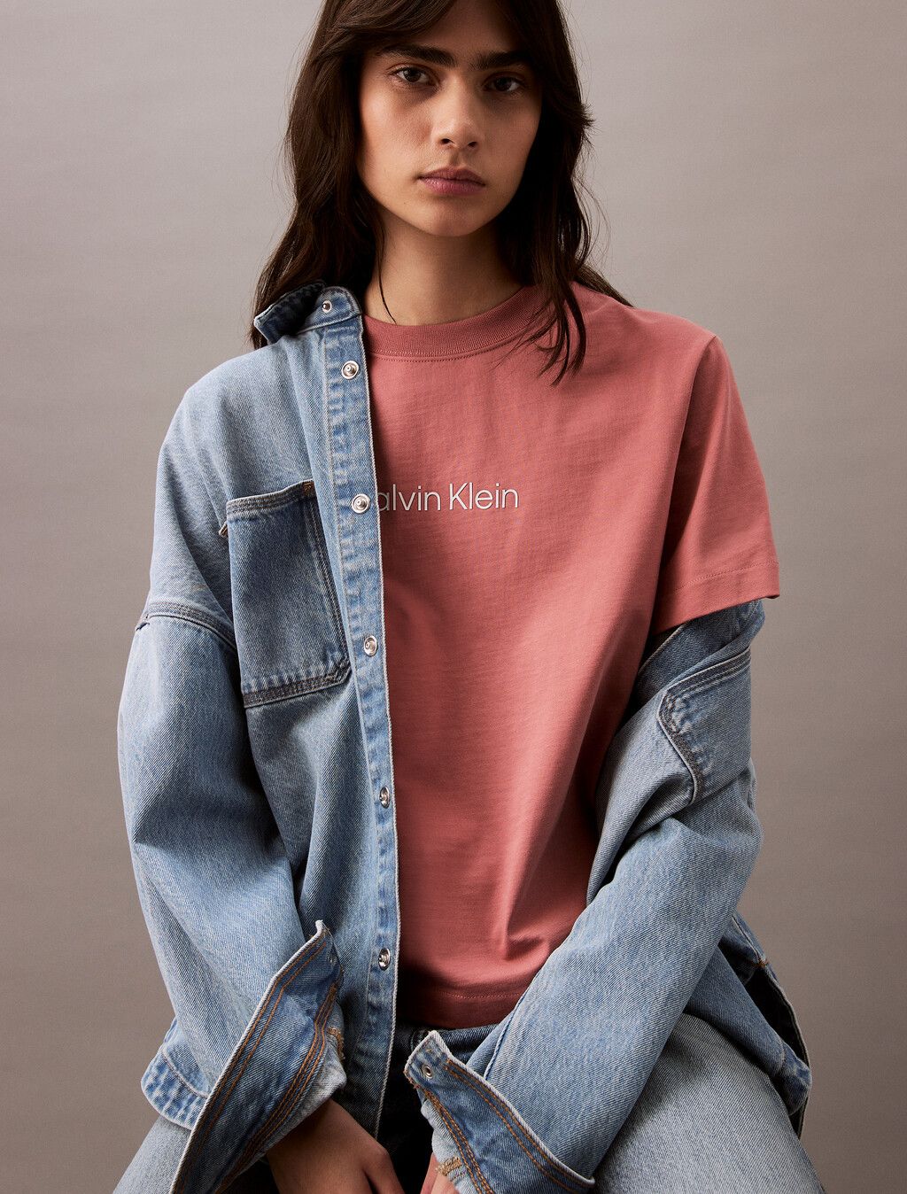Calvin Klein - Áo phông tay ngắn nữ CK Relaxed Standard Logo Crewneck Tee