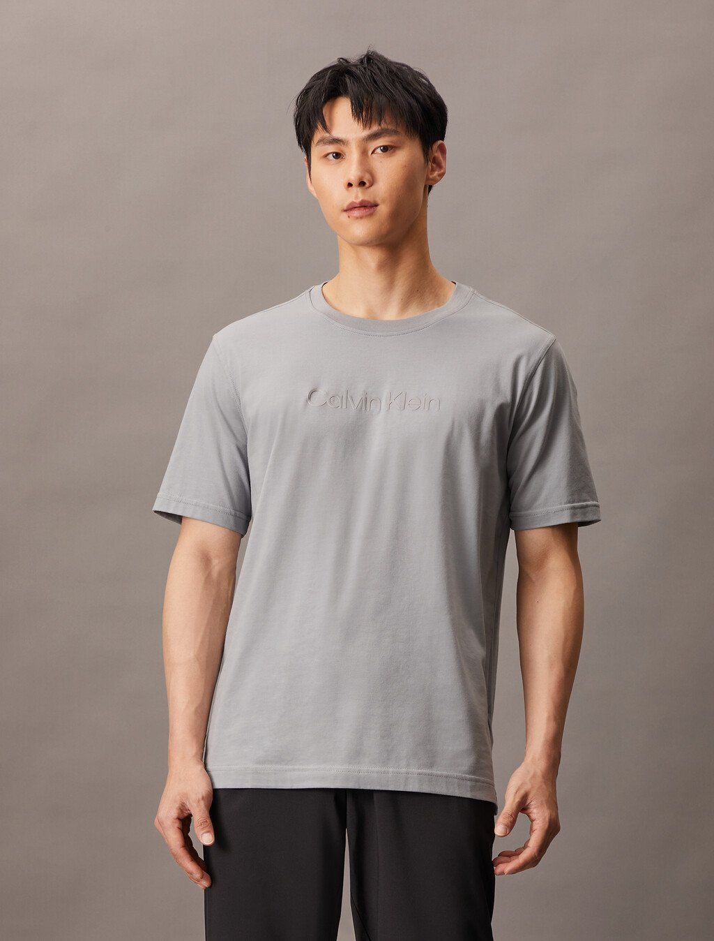Calvin Klein - Áo phông thể thao nam Essential Logo Short Sleeve Tee