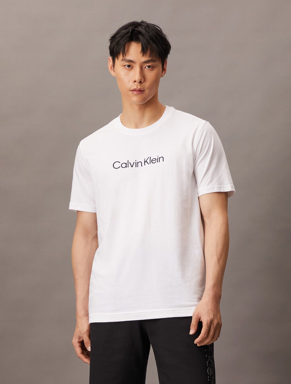 Calvin Klein - Áo thun thể thao nam CK Essential Logo Short Sleeve Tee