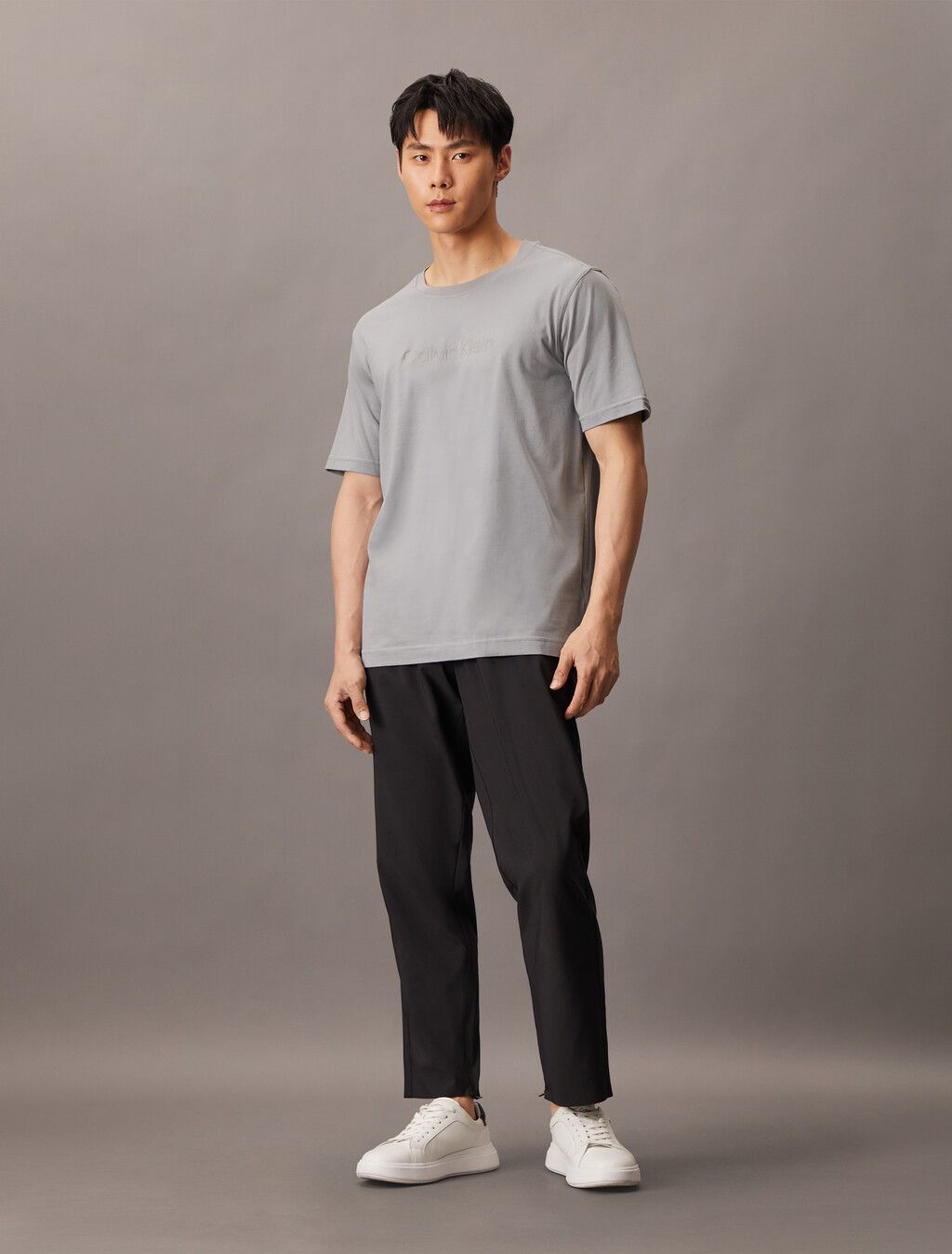 Calvin Klein - Áo phông thể thao nam Essential Logo Short Sleeve Tee