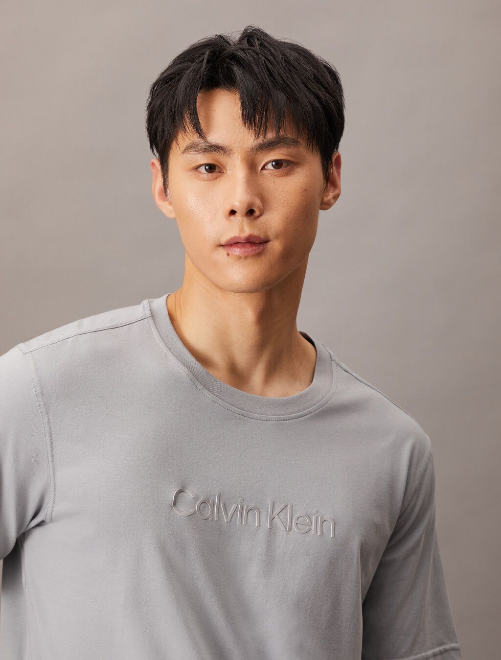 Calvin Klein - Áo phông thể thao nam Essential Logo Short Sleeve Tee