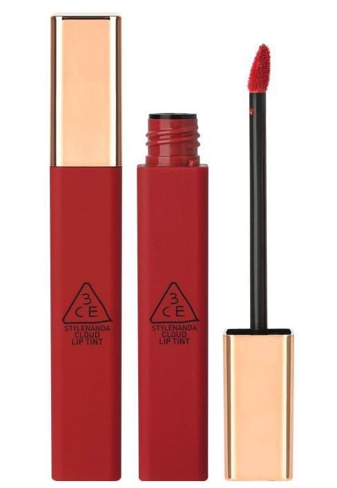 Son môi 3CE Kem Cloud Lip Tint: Cập nhật đến năm 2024, son môi 3CE Kem Cloud Lip Tint có màu sắc đa dạng và lên màu tự nhiên. Với chất kem dưỡng ẩm, không chỉ giúp bảo vệ đôi môi khỏi khô ráp mà còn giúp môi mềm mượt hơn bao giờ hết. Sản phẩm còn có khả năng duy trì màu sắc trên môi lên đến 8 tiếng đồng hồ, giúp làn môi của bạn luôn tươi trẻ và quyến rũ.