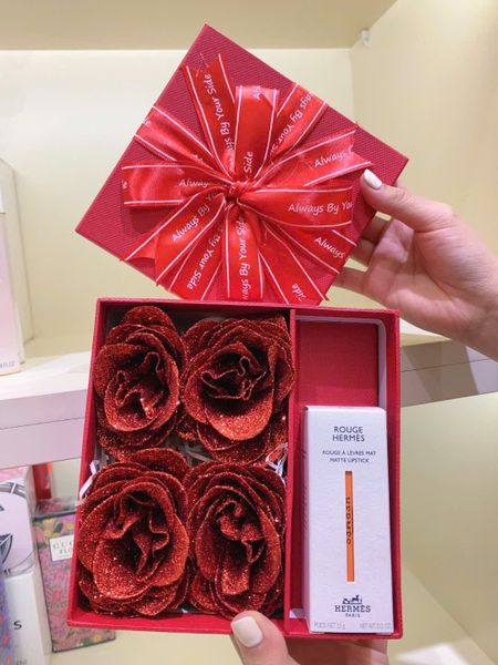 Hộp Hoa Cao Cấp Đựng Son Môi Màu Đỏ ( Chưa Bao Gồm Son Môi )